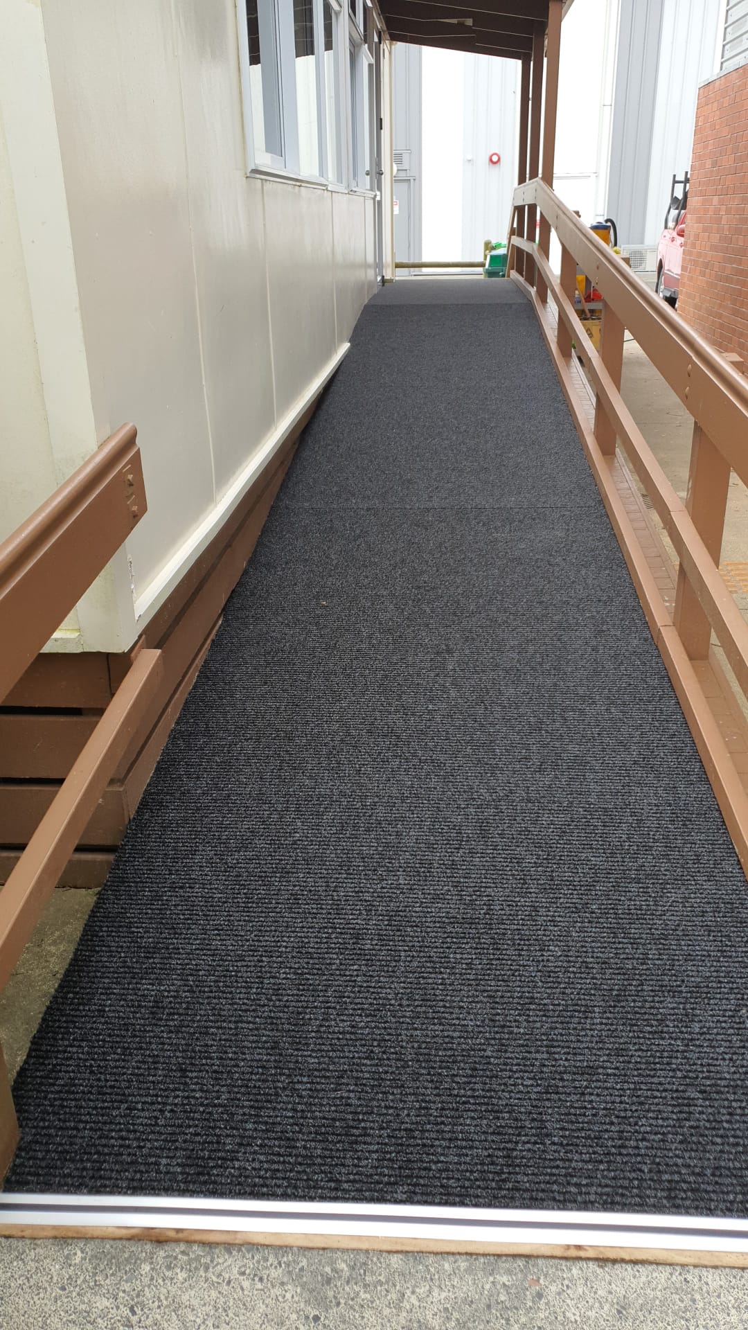 Slimrib Outdoor carpet installed on a ramp.